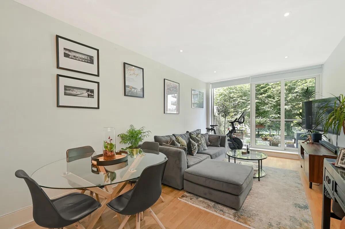 2 bed property in Battersea Reach, London